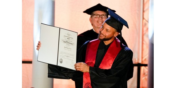 Stephen Curry obtiene un certificado de logro por 13 años de arduo trabajo